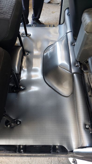 Damas saloniga lenolium solish