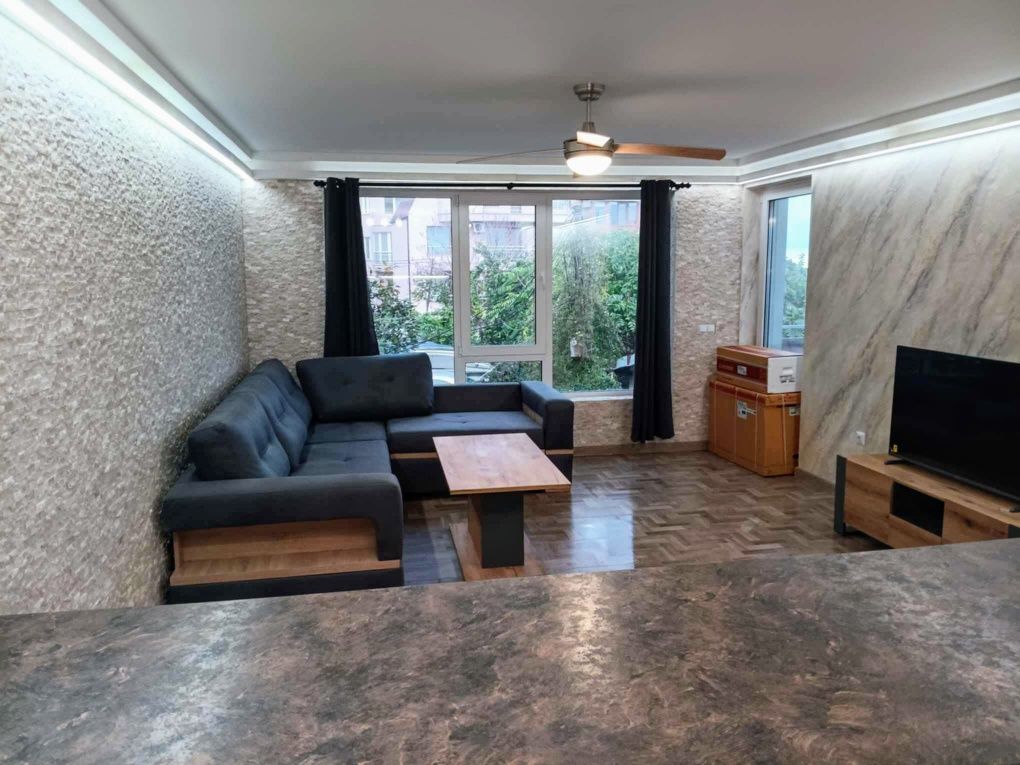Дава се под наем Тристаен апартамент в Варна, Бриз - 120 кв.м за 918 € - Снимка #2