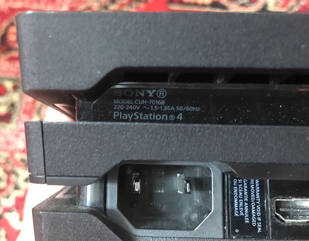 Playstation 4 Pro 1 TB. 2 джостика. 4K, HDR