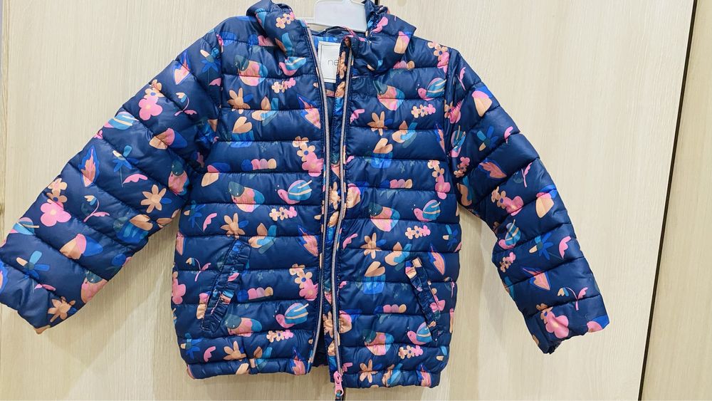 Куртка на девочку 3-4года. Демисезон. В хорошем соотоянии. Фирма NEXT.
