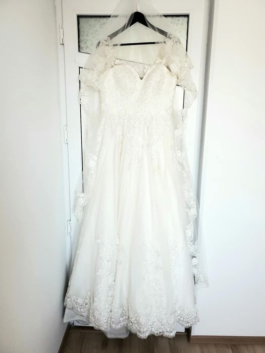 Vând rochie de mireasă deosebită cu trenă plus accesorii de par