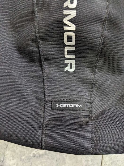 Under Armour Hustle водоустойчива черна раница от Сащ