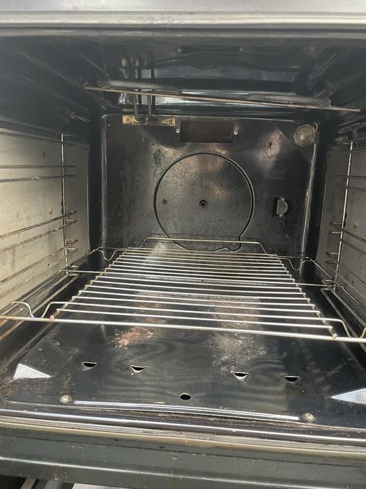 Aragaz pe gaz cu cuptor si functie de gratinate