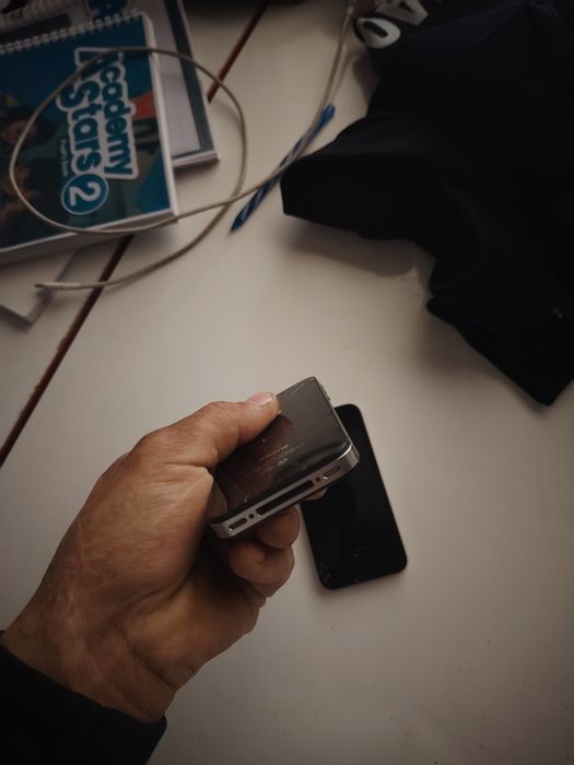 Келысымы бар Iphone 4s  бырыны сырты парлы умытылған атак жумыс жасайд