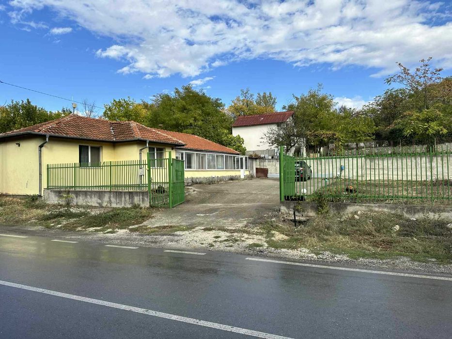 Отдавам къща под наем на 15км от Пловдив до с. Йоаким Груево. 11 легла