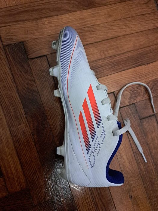 ghete adidas model F50 (Messi)