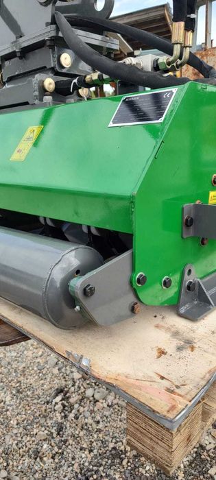 Tocator vegetatie pentru excavator/buldoexcavator