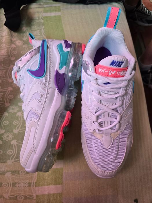 Vând adidași vapor max