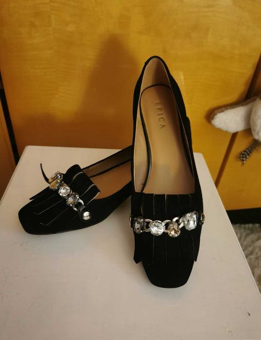 Pantofi  eleganti de piele intoarsa cu pietre decorative si toc mic