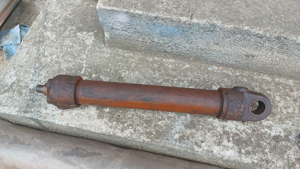 Vând cilindri hidraulici