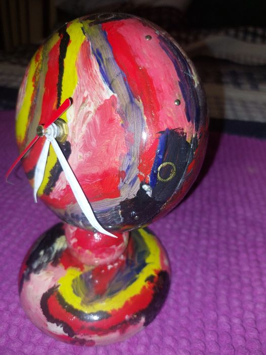 Ceas din lemn viu colorat