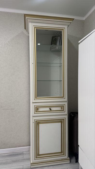 Витрина-шкаф, б/у