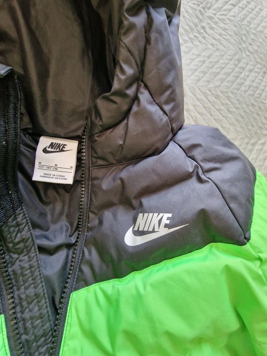 Продавам пухенка Nike за момче в размер М (137-147)