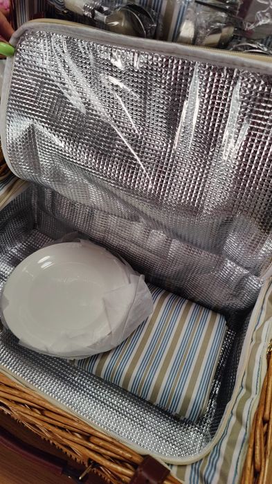 Cos de picnic termic echipat 4 persoane