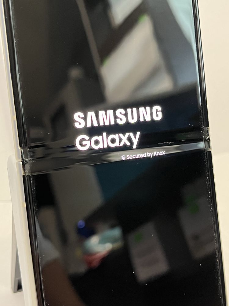MDM vinde: Samsung Z Flip3 5G, 128GB, Cream.