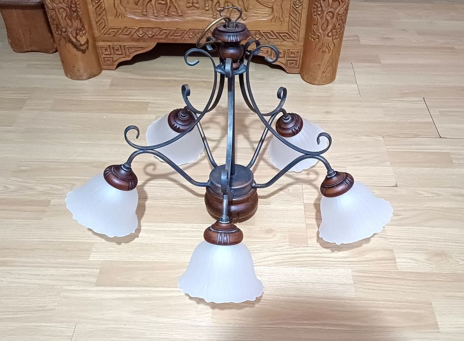 Lustra Clasica Vintage din Lemn si Fier, 5 becuri, stare foarte buna.