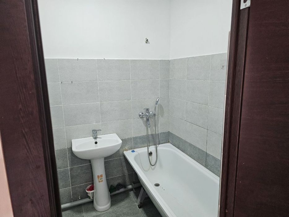 Motrid  4 etaj 2 xonali sotiladi