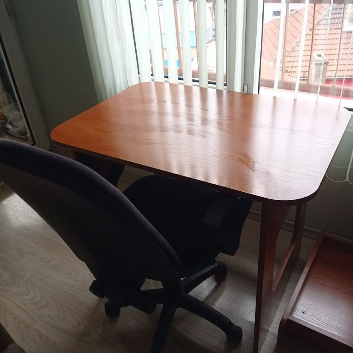 Бюро за компютър/лаптоп (Ученическо бюро) и Офис стол с подлакътници