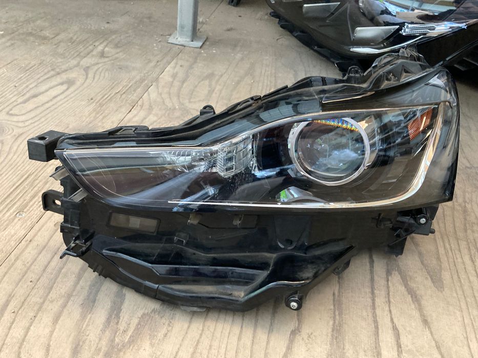 Оригинален Ляв фар за Lexus IS 200,250,300. 15-19.