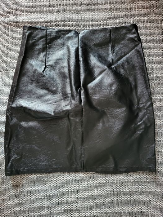 Vând fusta neagră, piele ecologica.