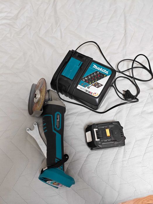 Аккумуляторная болгарка Makita