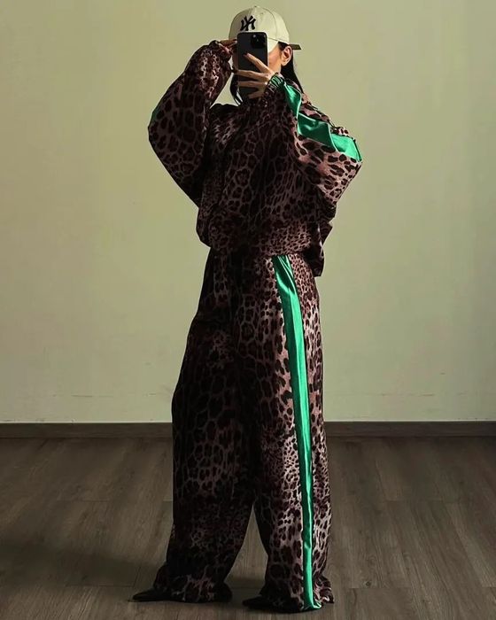 Vând trening animal print