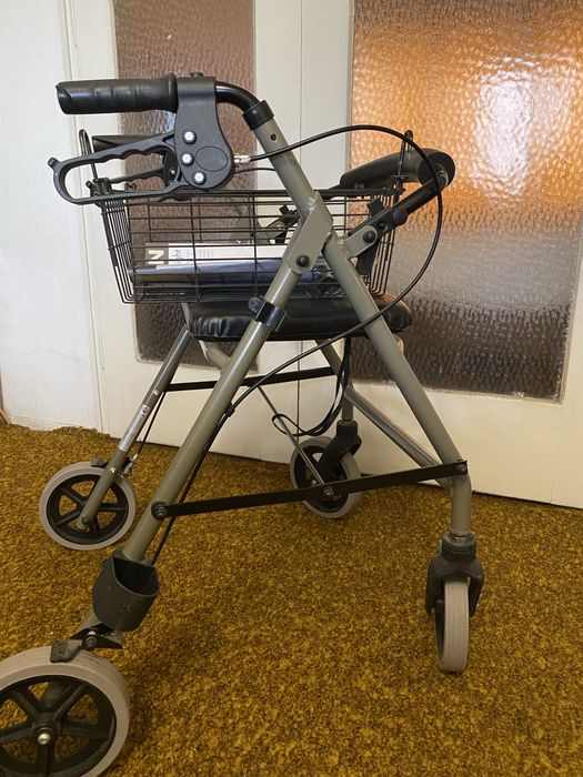 Сгъваем ролатор/ проходилка за възрастни