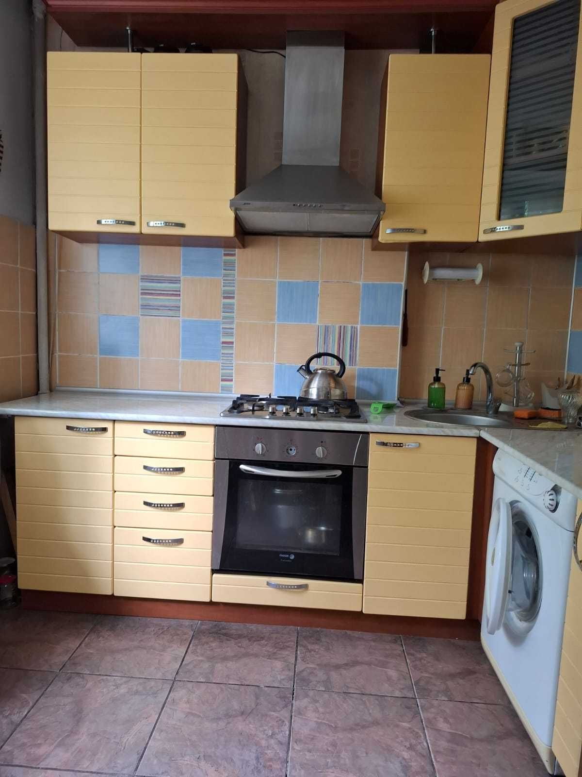 Продам угловую кухню 4,5 м, б/у