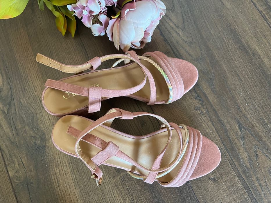 Нежни сандали с нисък ток