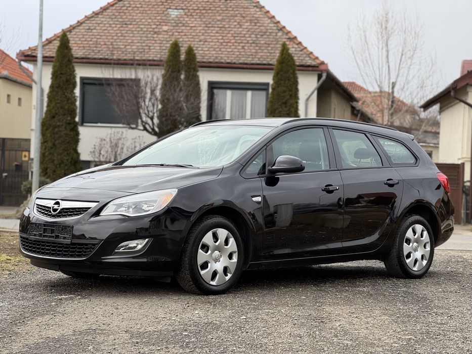 Opel Astra J Sprots Tourer 2011 - benzina 101cp Euro5