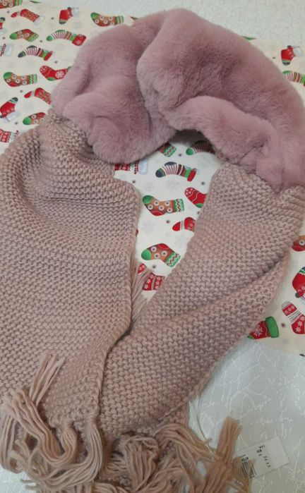 Чисто нов Зимен шал Guess