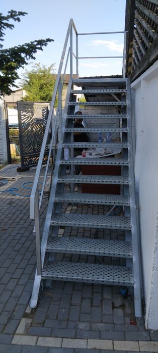 Scara metalica la comanda