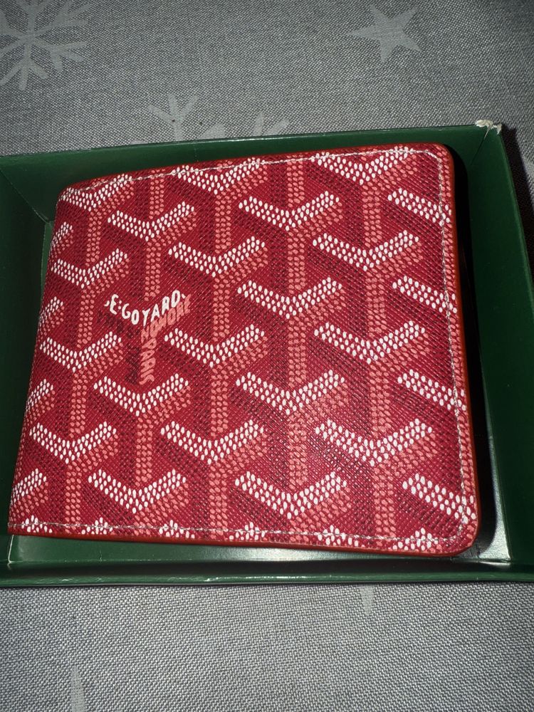 Продавам Кожен партфеил на Louis Vuitton  и Goyard