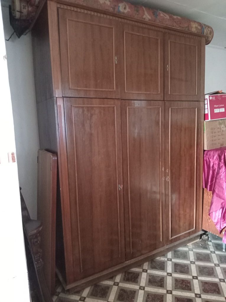 Продам шифоньер, тумбочки