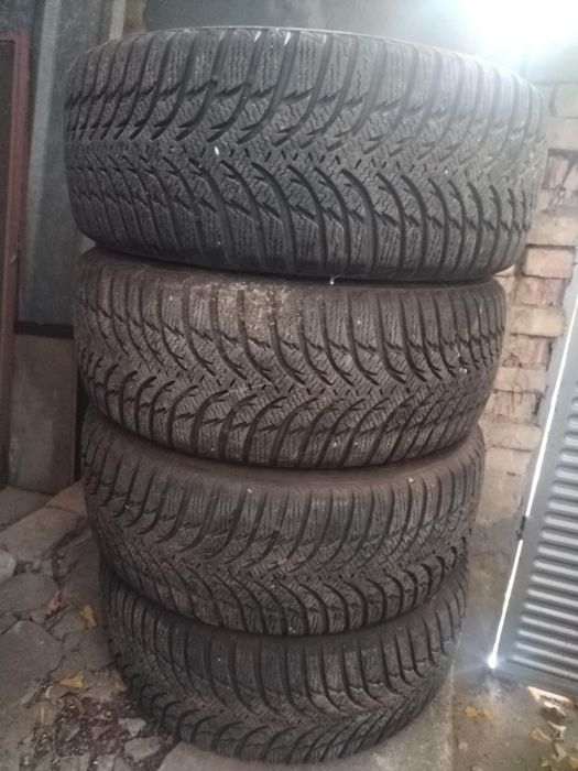 Продавам 4 броя зимни гуми
KUMHO WINTERCRAFT
215/55R6 / ДОТ 3021
Гумит