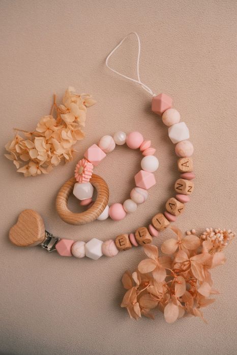 Lănțișoare pentru Suzete Personalizate – Cadouri Unice pentru Bebeluși