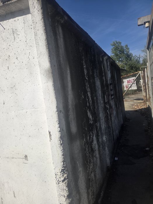 Garaj din beton cu uși pe fața si spate