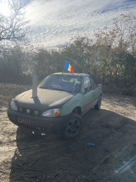 Masina de camp ford fiesta mk4 2001 1.3 benzina