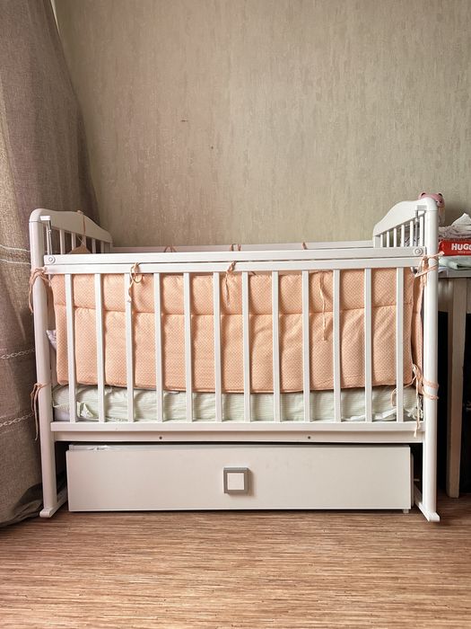 Детская кроватка с маятником и ящиком