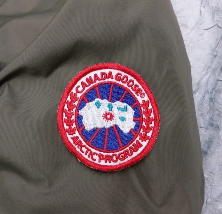 Vând geaca dama Canada Goose!