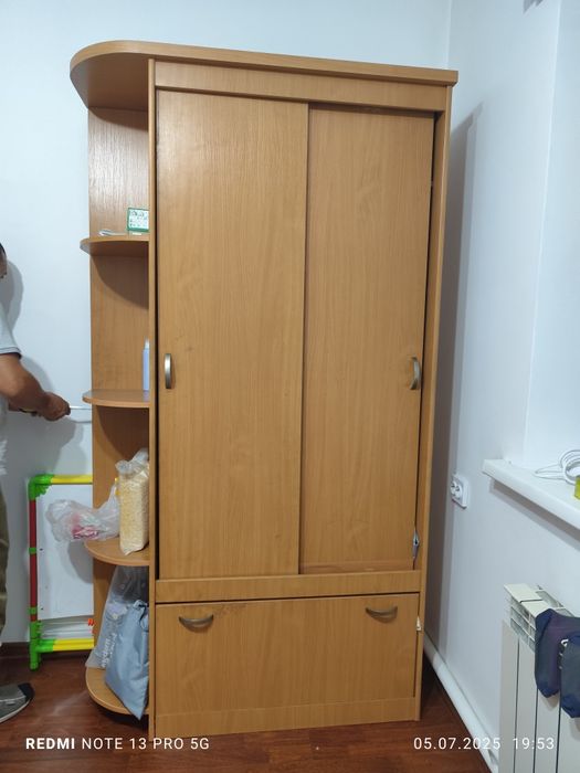 Прихожка очень удобная с закрыми дверцами