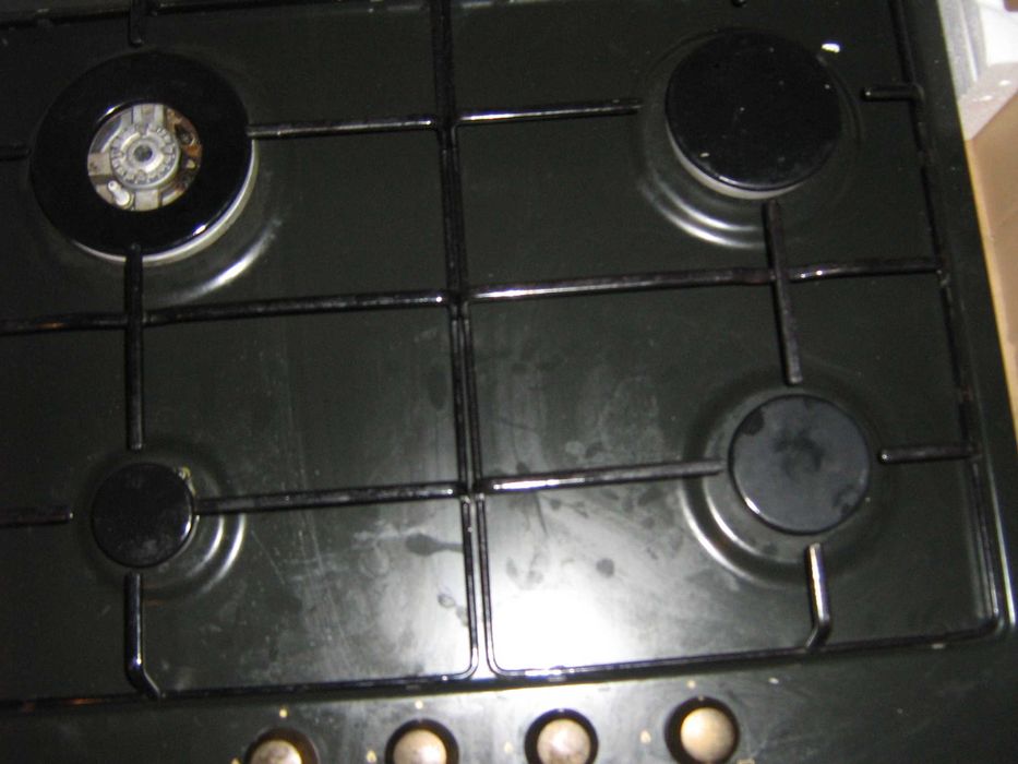 Plita Candy pe gaz si butelii galbene,aproate plina si goala