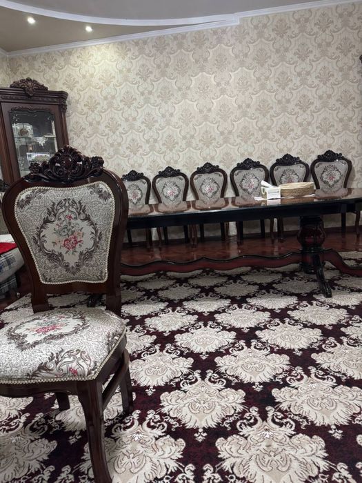 Стол и стулья для гостинной