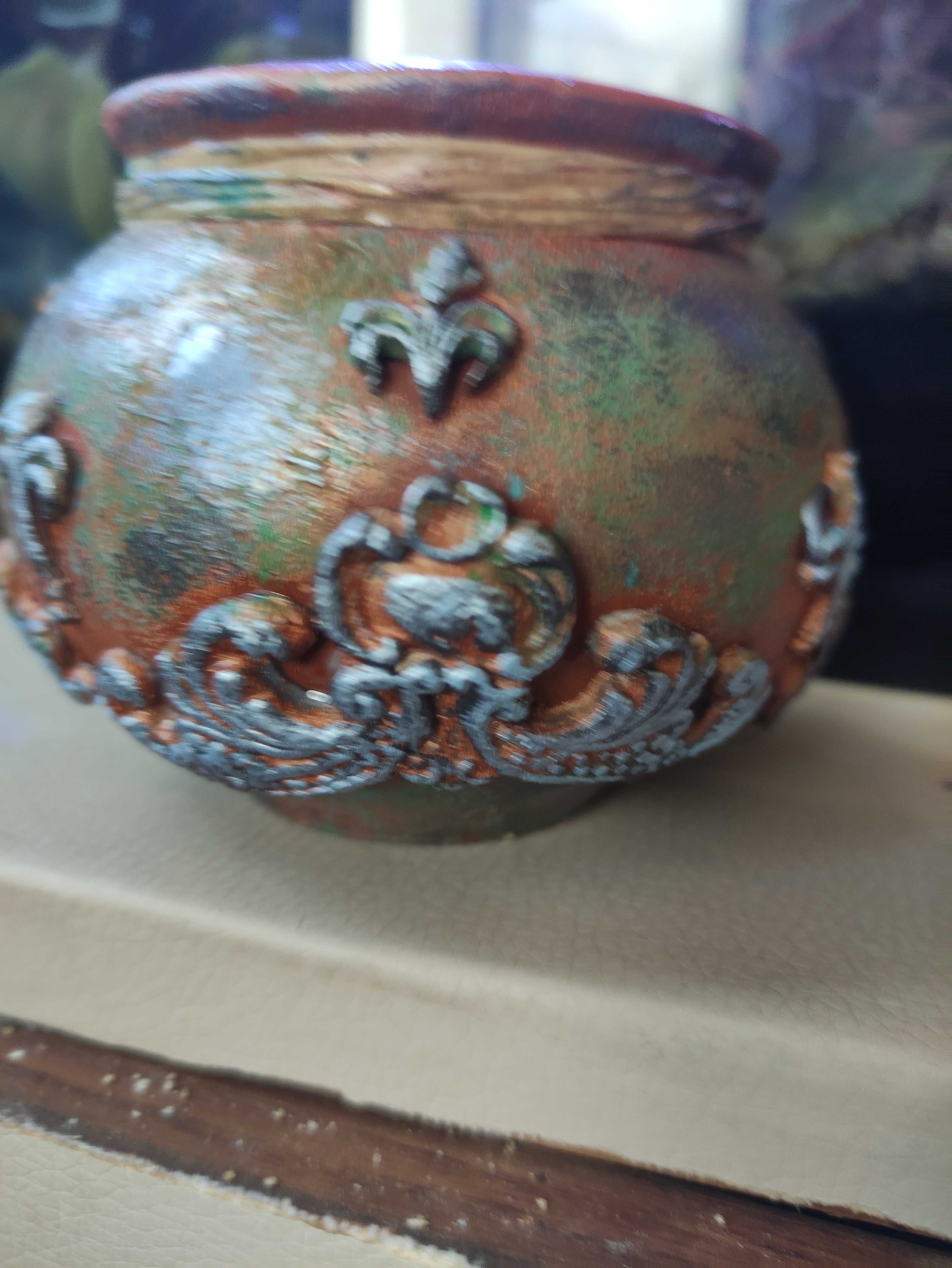 Ръчно рисувани чаши и свещник