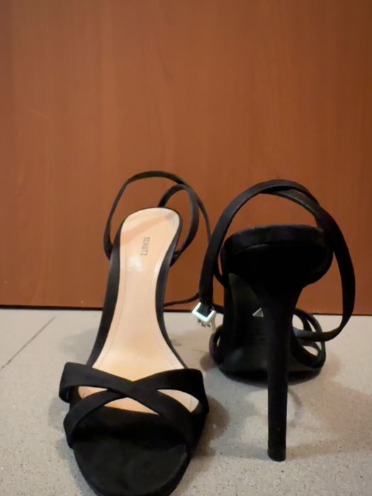 Елегантни черни сандали на ток SCHUTZ