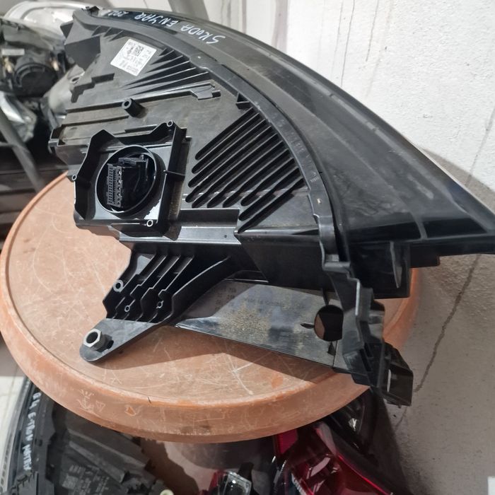 Skoda Enyaq 2022 ляв и десен фар