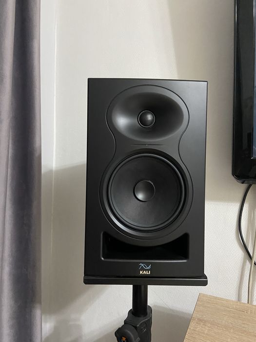 Студийные мониторы Kali Audio LP-6 V2 (пара) + стойки под них