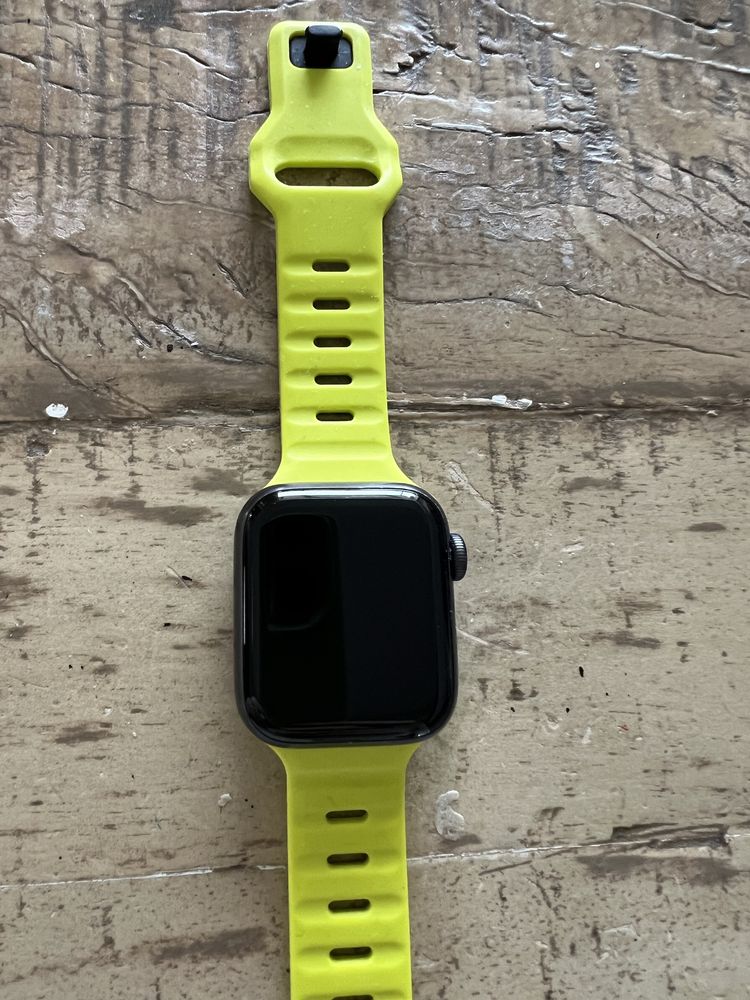 Часовник Apple IWatch SE в идеално състояние
