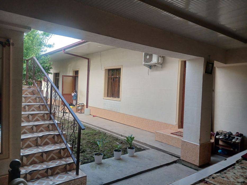 Зангиота зиёратгохи яқинида 4,5 сотихли, 6 хонали ховли сотилади.