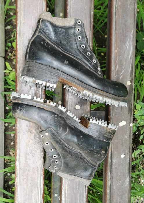 Трикони. Горные ботинки с металлическим зацепами.